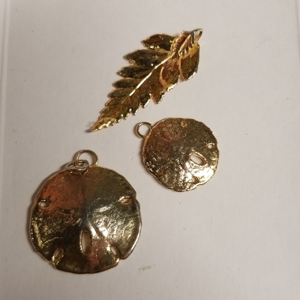 🧨 3 Charms for necklace, 2 shells 1 gold leaf.